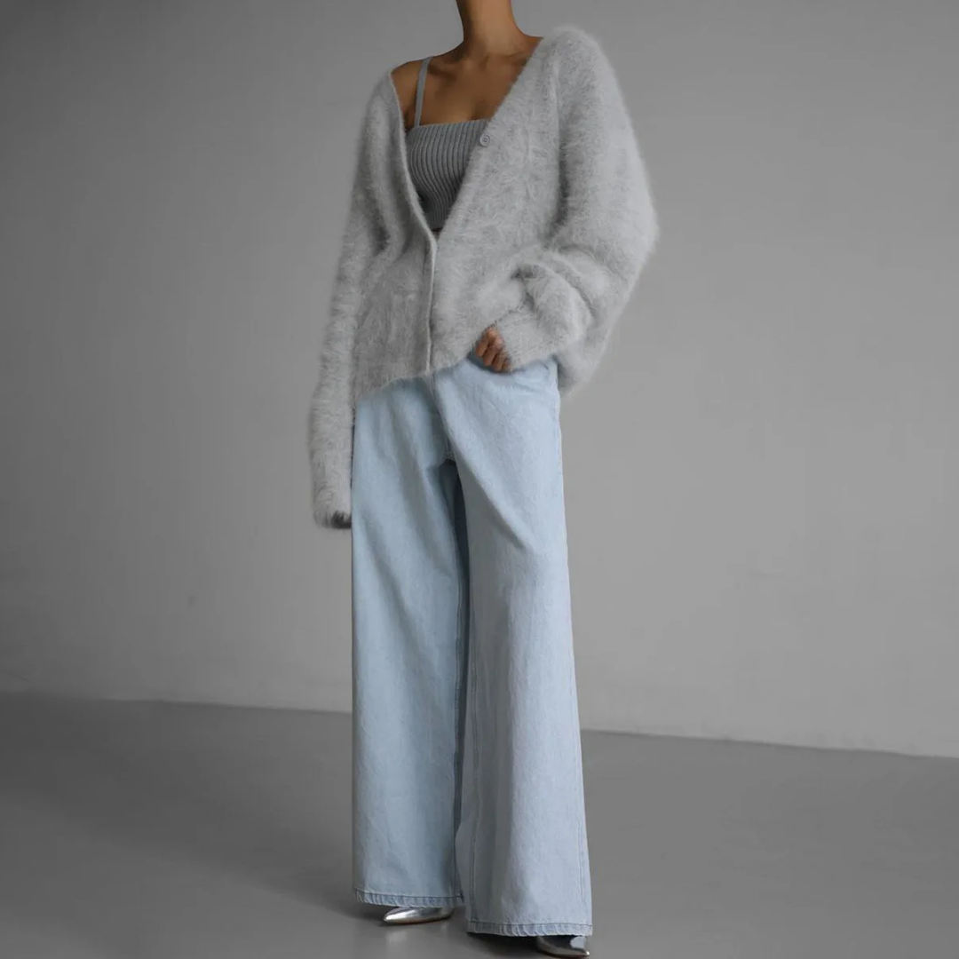 Stijlvol oversized damesvest gecombineerd met jeans. Comfortabel, trendy en warm voor koude dagen.