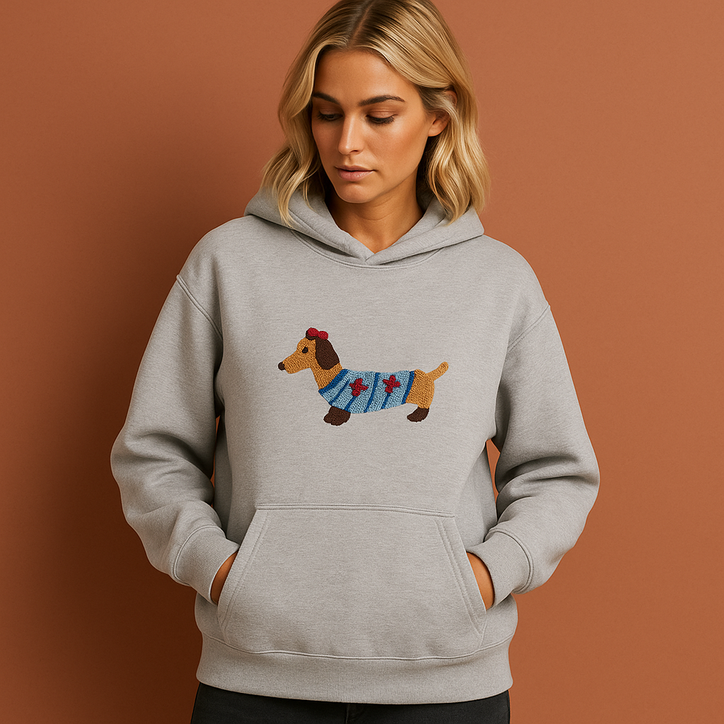 Trendy dames oversized hoodie met uniek geborduurd teckel design. Perfect voor casual streetwear.