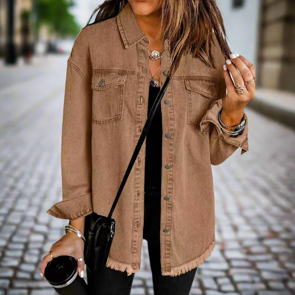 Vrouw draagt een oversized overhemdjack voor dames, perfect voor een moderne herfstoutfit.