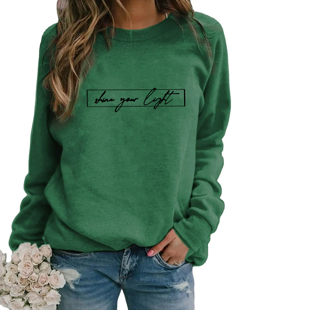 Relaxte pose in een stijlvol oversized dames sweatshirt met unieke slogan print.