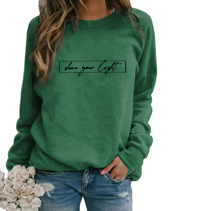 Relaxte pose in een stijlvol oversized dames sweatshirt met unieke slogan print.