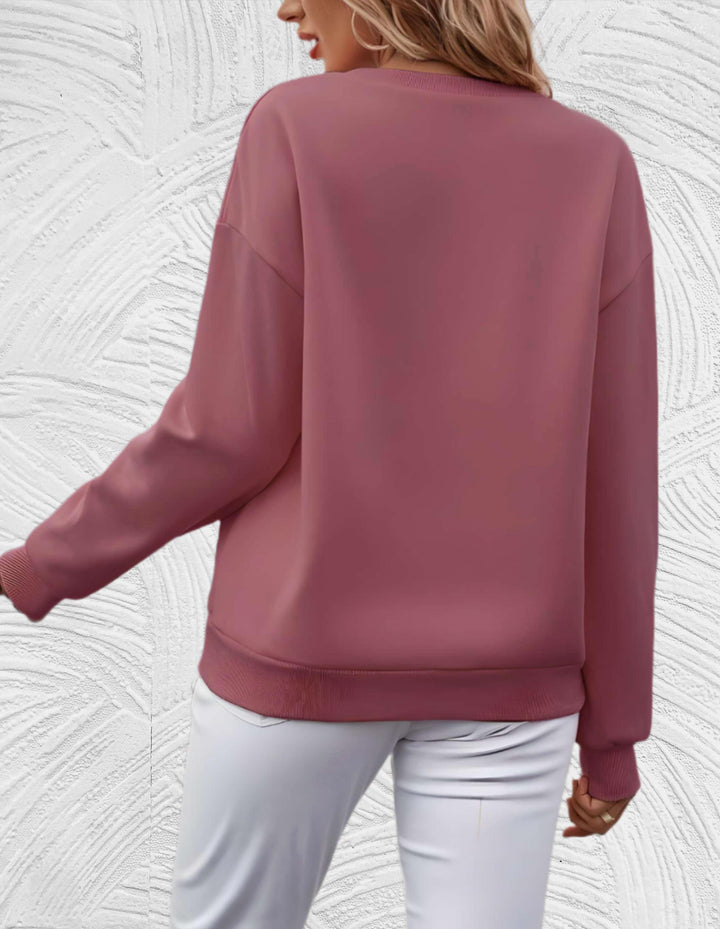 Vrouw draagt stijlvol oversized sweatshirt met slogan, ideaal voor dagelijks comfort.