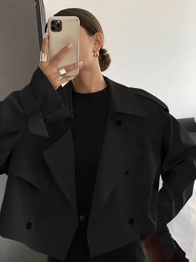 Dames oversized trenchcoat, stijlvol en modern, perfect voor lente en herfst.