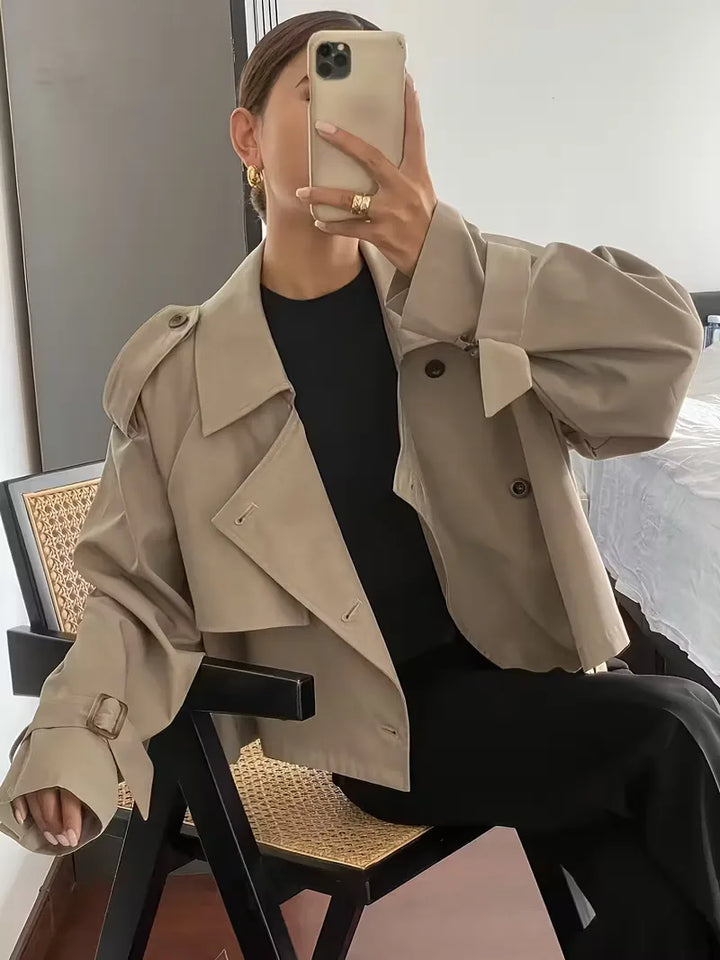 Vooraanzicht: Stijlvolle oversized dames trenchcoat, open of gesloten, chique look.