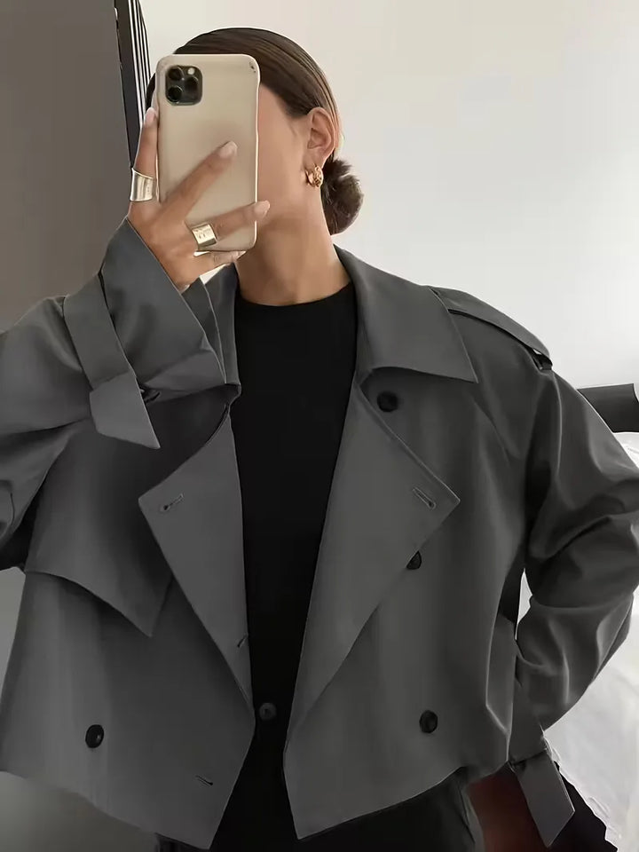 Model draagt trendy oversized dames trenchcoat, lentejas voor elke gelegenheid.