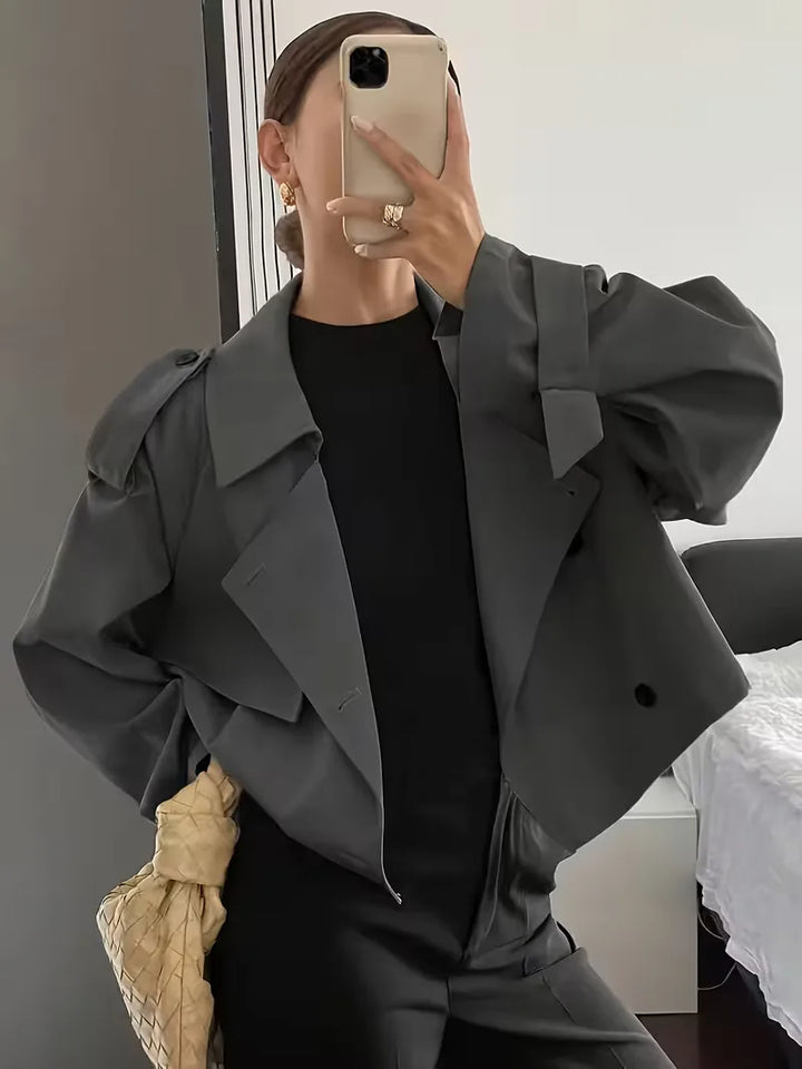 Essentiële oversized dames trenchcoat, perfecte aanvulling op elke garderobe, tijdloze stijl.