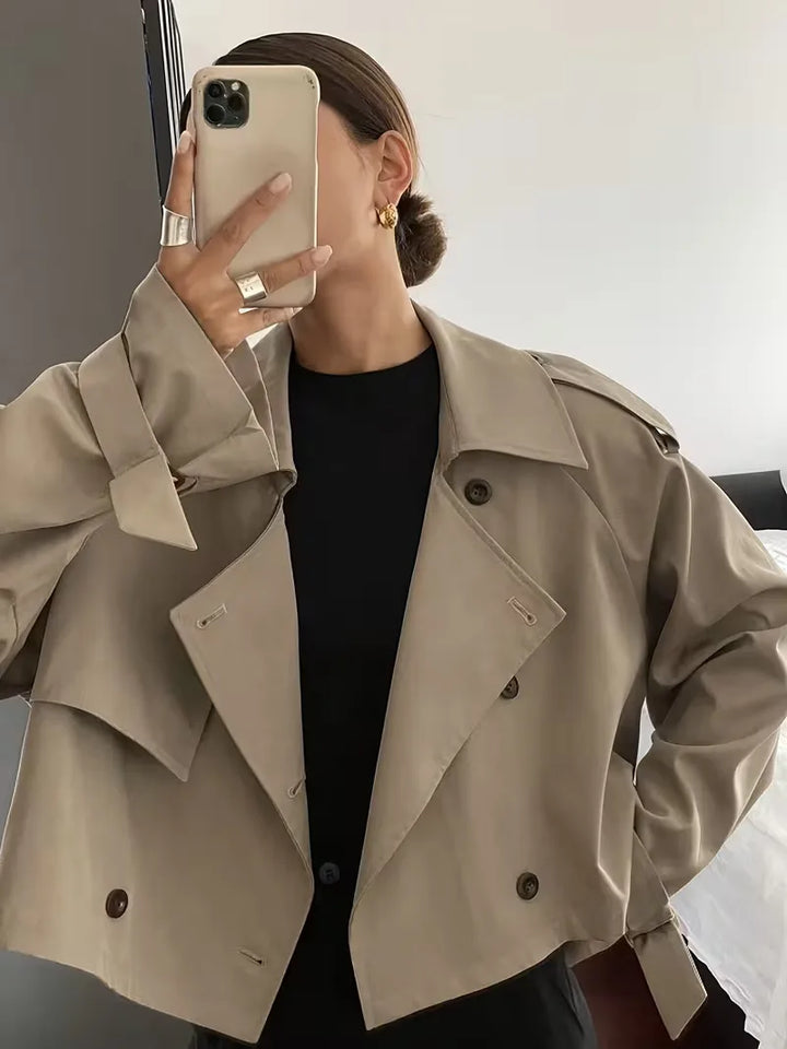 Klassieke lange oversized dames trenchcoat, tijdloos en elegant buitenkledingstuk.