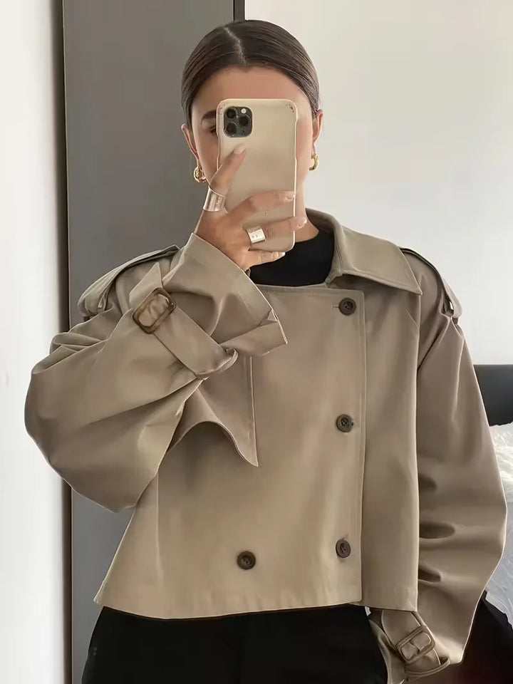 Oversized dames trenchcoat met ceintuur, accentueert de taille, modieus en praktisch.
