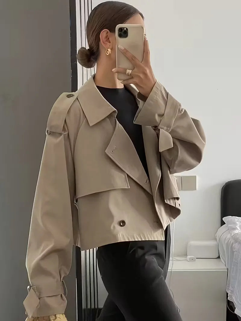 Stijlvolle oversized dames trenchcoat met brede kraag, elegant en comfortabel design.
