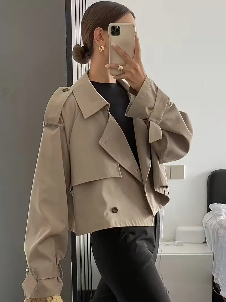 Stijlvolle oversized dames trenchcoat met brede kraag, elegant en comfortabel design.