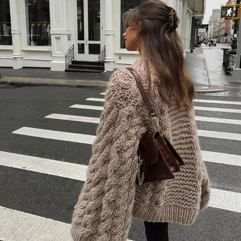 Modieuze khaki oversized trui voor dames met drop-shoulder, ideaal voor een comfortabele casual look.