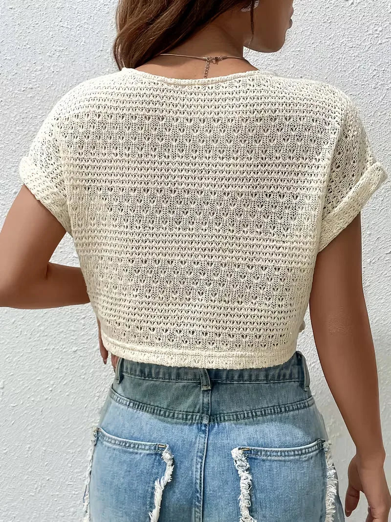Stijlvol wit gehaakt oversized dames T-shirt, ronde hals en korte mouwen, een veelzijdige keuze voor elke zomeroutfit.