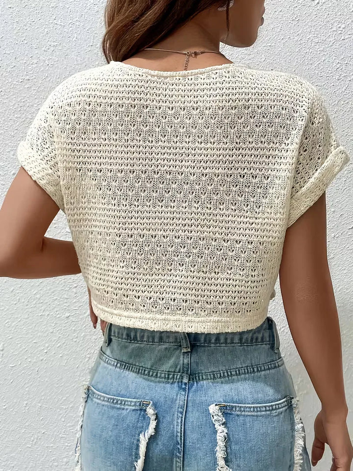 Stijlvol wit gehaakt oversized dames T-shirt, ronde hals en korte mouwen, een veelzijdige keuze voor elke zomeroutfit.