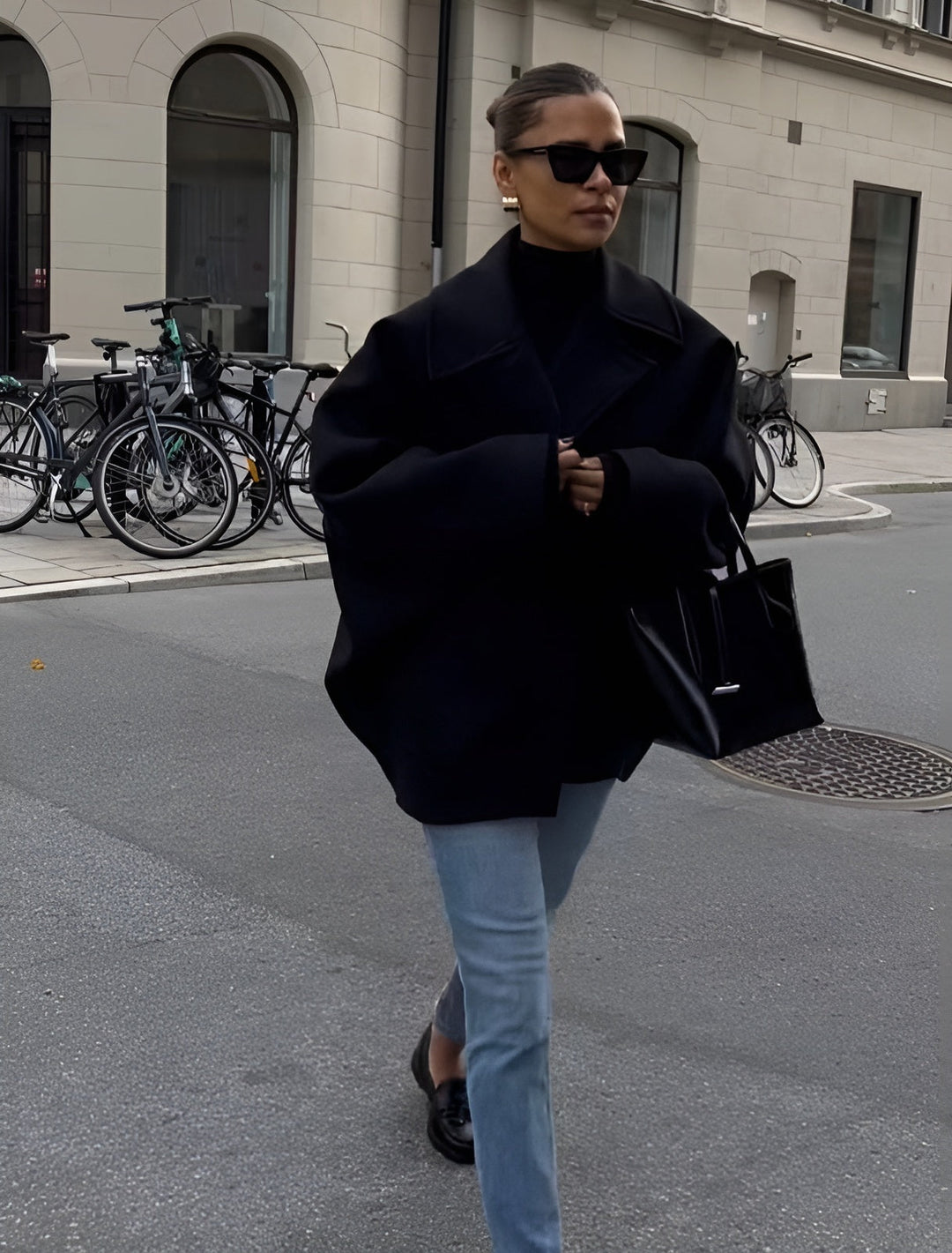 Ruime oversized wolmix damesjas, trendy en comfortabel, de perfecte winterjas voor een relaxte stijl.