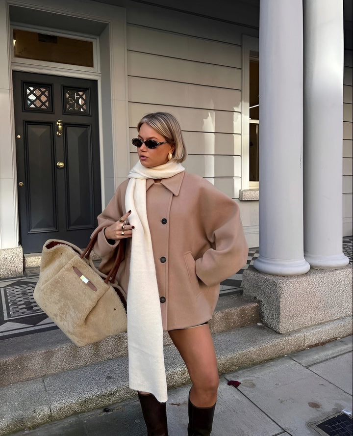 Comfortabele oversized dames wolmix jas, ideaal voor een snelle boodschap of koffieafspraak.