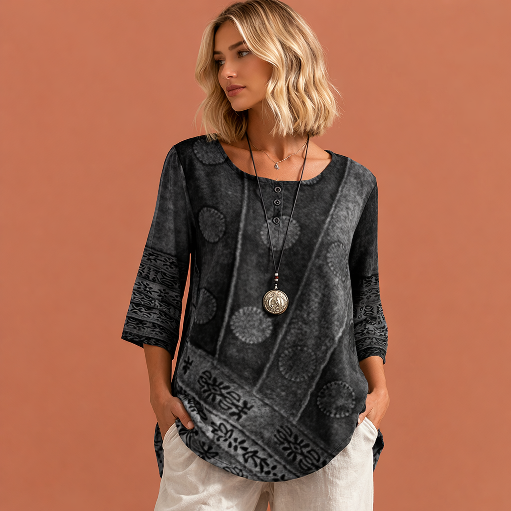 Luchtige dames oversized zomertop met opvallende kleurrijke print; een modieus, comfortabel item voor warm weer.