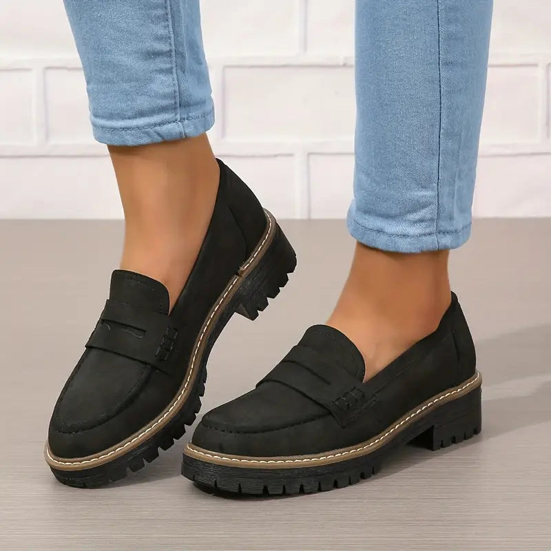 Dames penny loafers met dikke zool. Stijlvolle zwarte instappers voor comfort en een modieuze look.