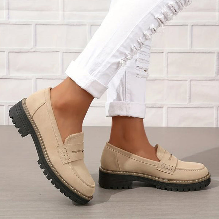 Zwarte dames instappers, penny loafer stijl, met trendy dikke zool. Comfortabele schoenen voor elke gelegenheid.