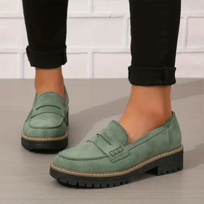 Modieuze dames loafers met dikke zool, perfect voor casual of zakelijke outfits. Een veelzijdige keuze.