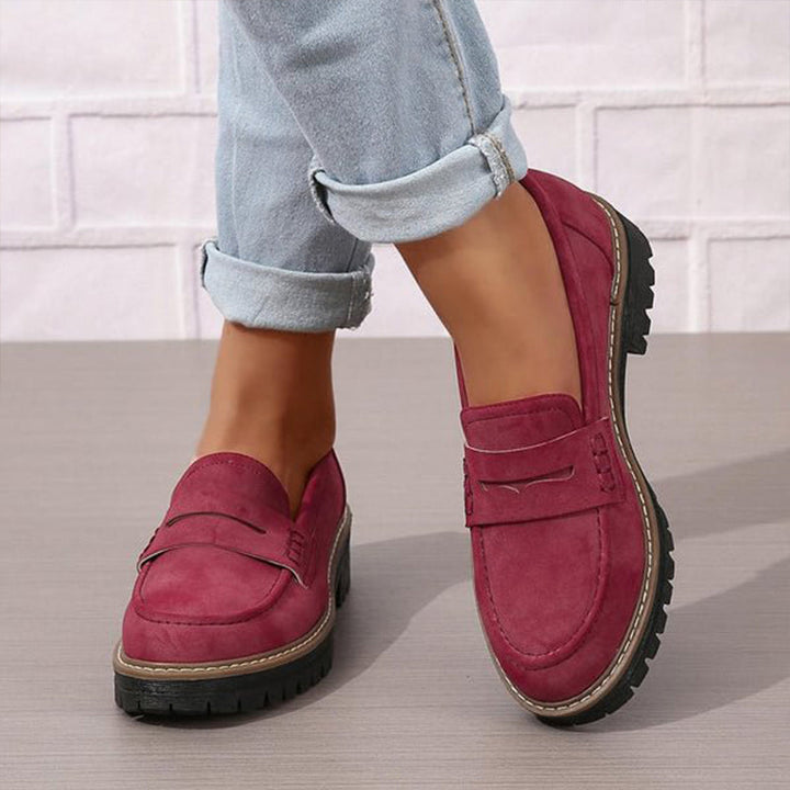 Klassieke dames penny loafers met moderne dikke zool. Ergonomisch design voor langdurig draagcomfort.