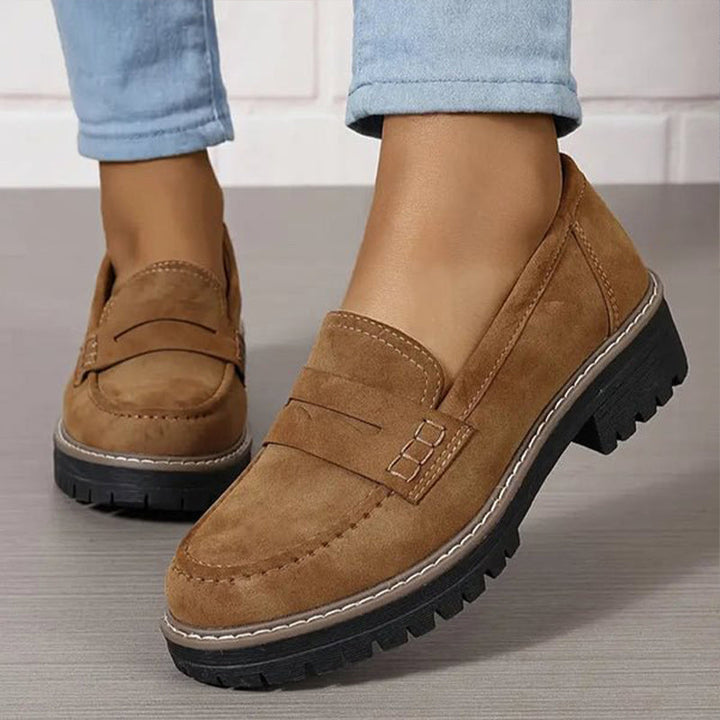 Stijlvolle dames loafers met een robuuste dikke zool. Ideaal als zakelijke schoenen of comfortabele vrijetijdsschoen.