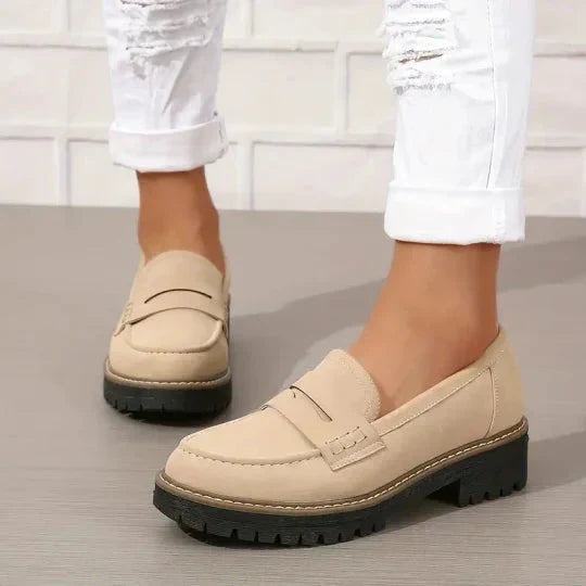 Lichte dames penny loafers met dikke zool. Deze instappers bieden zowel stijl als optimaal loopcomfort.