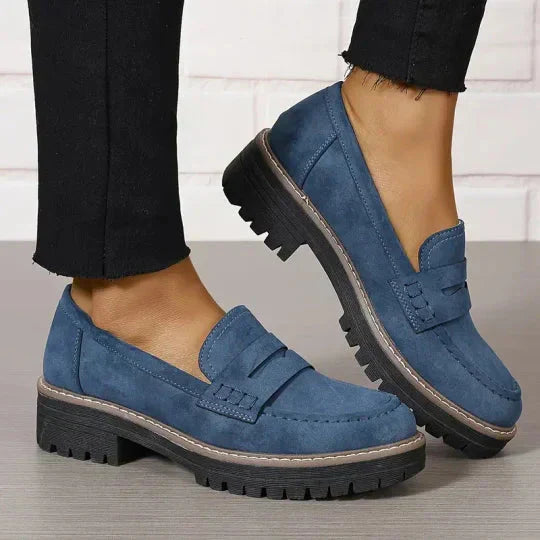 Gedetailleerde opname van dames penny loafers met dikke zool. Hoogwaardige afwerking voor een chique uitstraling.