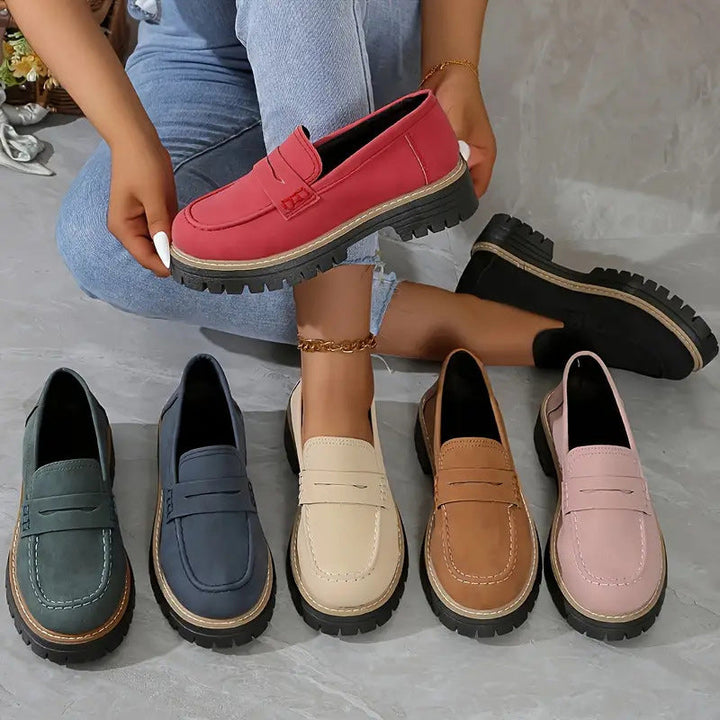 Veelzijdige dames loafers met dikke zool en penny detail. Combineert tijdloze elegantie met hedendaags comfort.