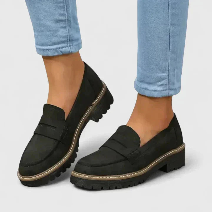 Elegante dames instappers met penny strap en robuuste profielzool. Perfect voor een stijlvolle look.