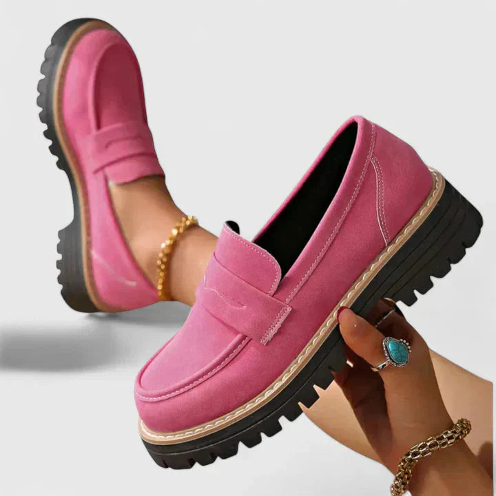Moderne dames loafers met opvallende profielzool en platformzool. Comfortabele instappers.