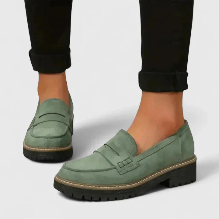 Stijlvolle dames instappers met profielzool, geschikt voor werk en vrije tijd. Comfortabele platformzool loafers.