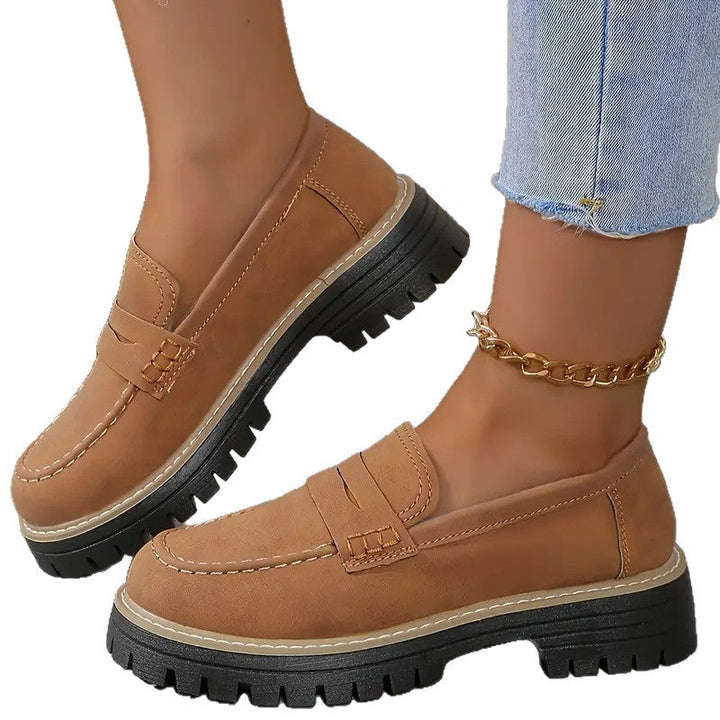 Modieuze dames penny loafers met comfortabele platformzool en gripvaste profielzool. Elegante instappers.