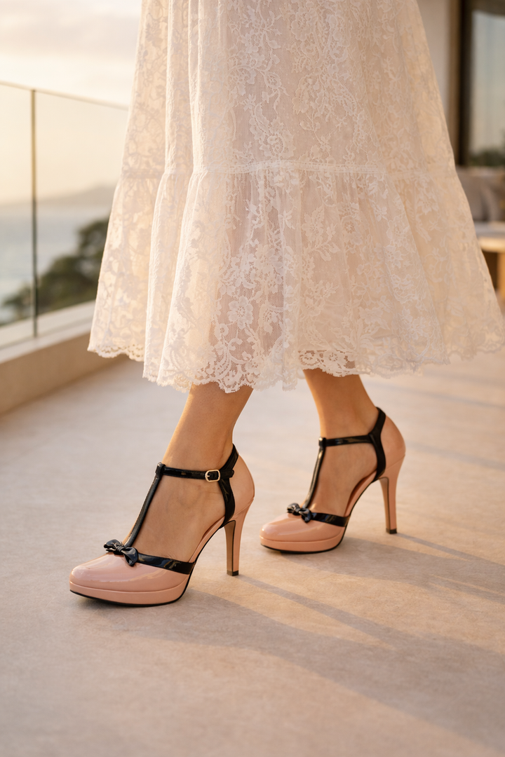 Zomerse dames schoenen: roze plateau hakken met verstelbaar enkelbandje. Trendy hoge hakken voor elke gelegenheid.