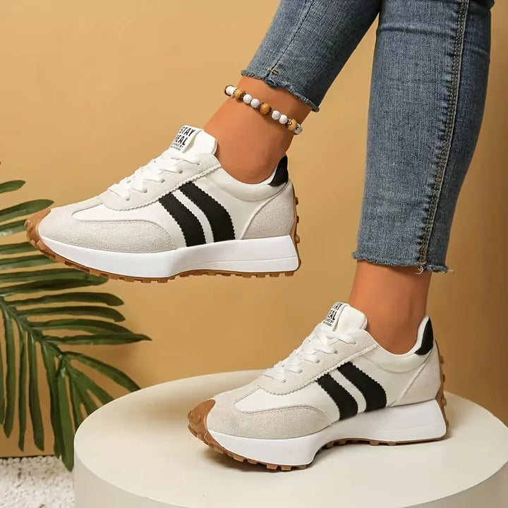 Dames platform sneakers met dikke zool in trendy retro stijl. Comfortabele vetersneakers voor streetwear en casual looks.