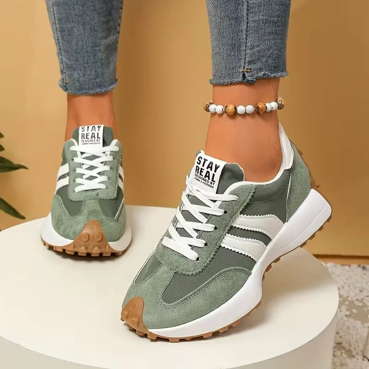 Retro stijl dames platform sneakers met dikke zool. Modieus en comfortabel voor elke casual outfit of streetwear look.