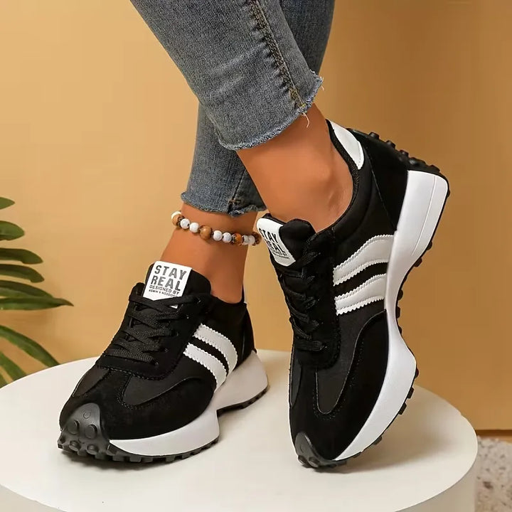 Streetwear dames platform sneakers met dikke zool. Geef je casual look een trendy boost met deze modieuze vetersneakers.