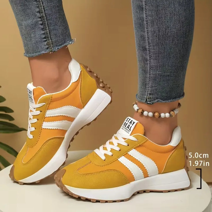 Modieuze dames platform sneakers met dikke zool. Maak een trendy statement voor streetwear en casual outfits met deze schoenen.