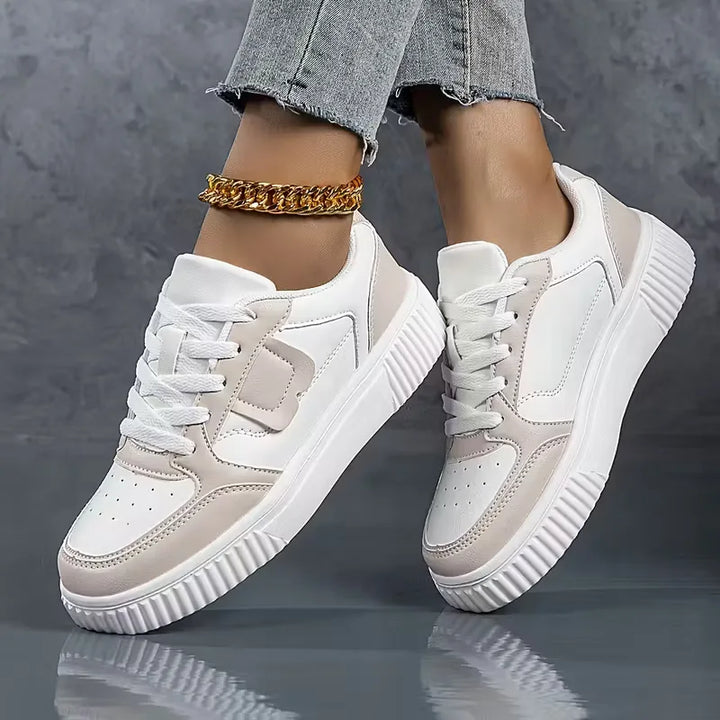 Witte dames platformsneakers met vrolijk kleurblokpatroon, comfortabel voor casual outfits.