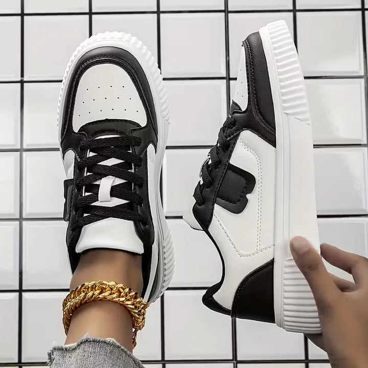 Close-up van de dikke zool en het trendy kleurblokdesign van deze comfortabele dames platformsneaker.
