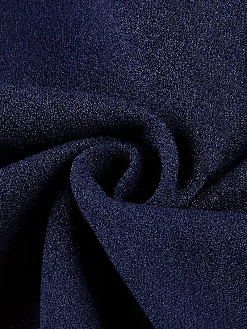 Zwarte, elegante dames plooirok met hoge taille, geschikt voor zakelijke en formele gelegenheden.