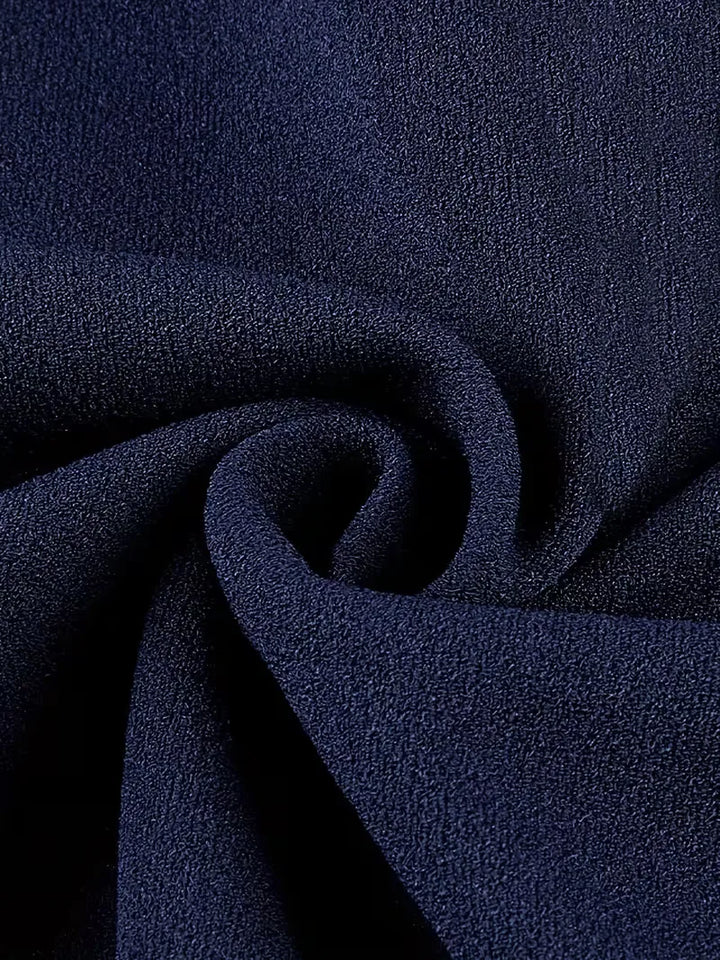Zwarte, elegante dames plooirok met hoge taille, geschikt voor zakelijke en formele gelegenheden.