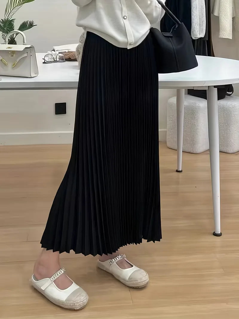 Detail van de geplooide stof en hoge taille van de elegante dames plooirok midi. Comfortabel en veelzijdig.