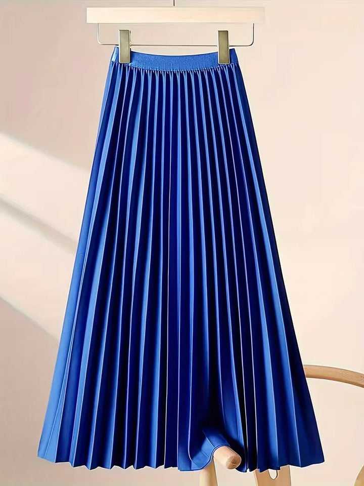 Dames plooirok midi met hoge taille in beweging, toont soepele stof en elegantie. Comfortabel, lente-zomer.
