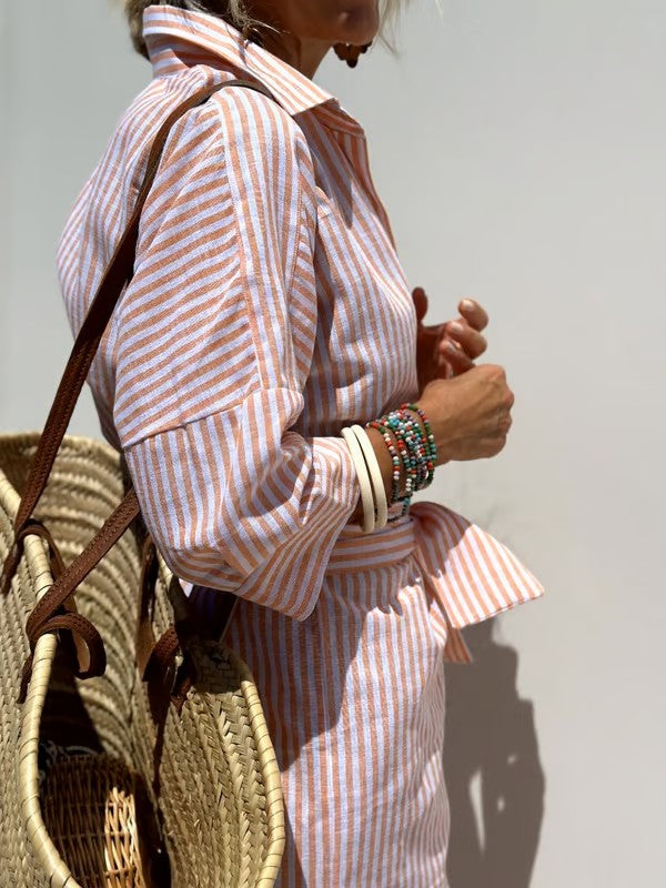 Veelzijdige doorknoop jurk voor dames, midi lengte en 3/4 mouw, ideaal voor casual lente- en zomeroutfits.