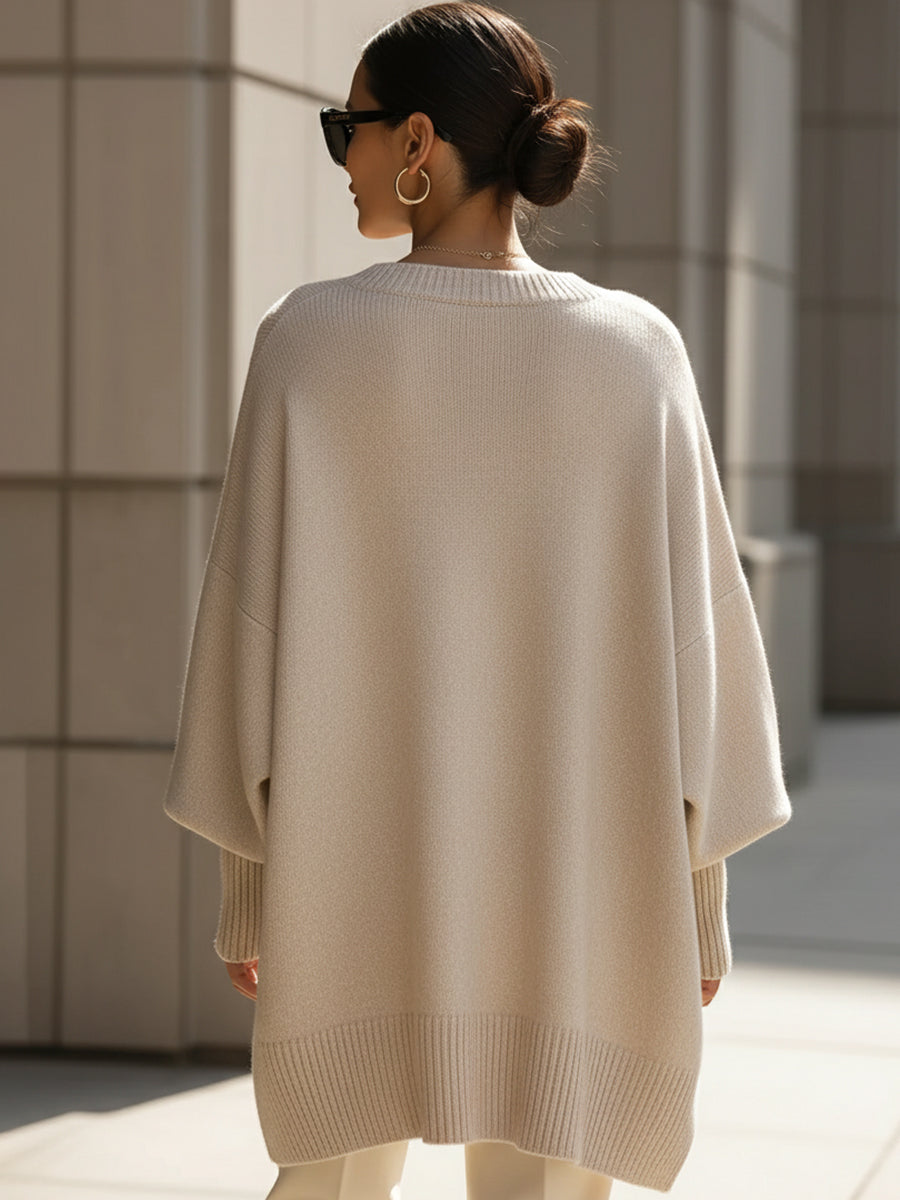 Modieuze dameskleding: een warme poncho-pullover met asymmetrische zoom, geschikt voor elke casual of elegante outfit.