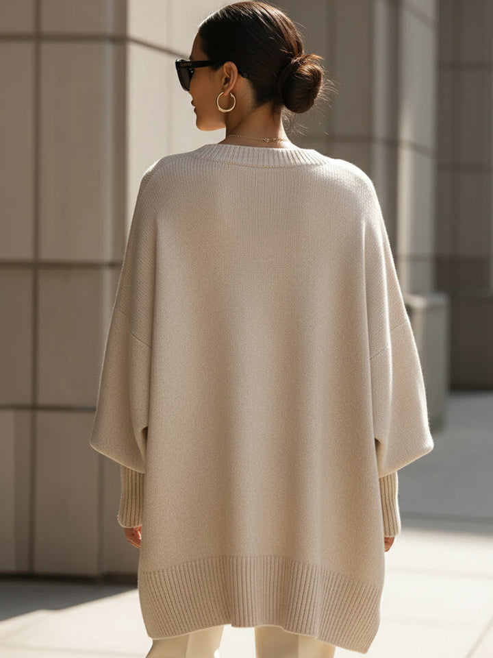 Modieuze dameskleding: een warme poncho-pullover met asymmetrische zoom, geschikt voor elke casual of elegante outfit.