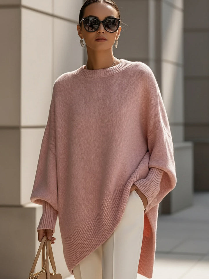 Dames poncho-pullover in oversized pasvorm met asymmetrische zoom, stijlvol gedragen in een casual setting.