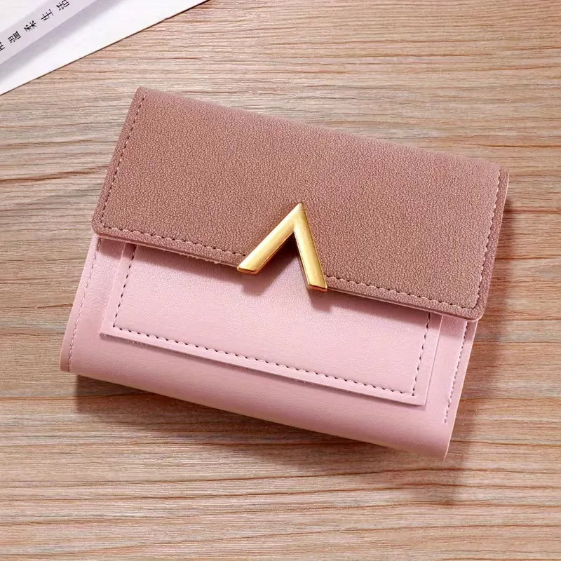 Dames portemonnee van imitatieleer met elegante V-sluiting, compact en stijlvol accessoire.