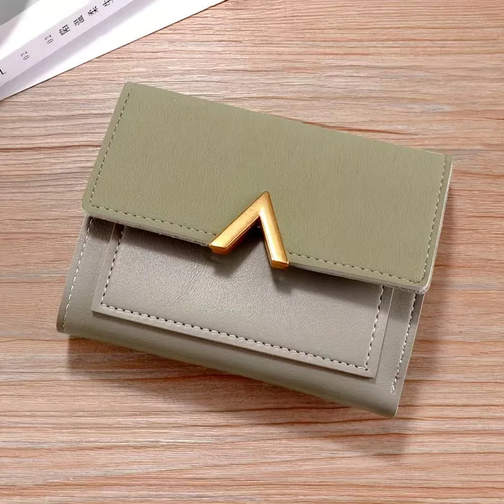 Zijaanzicht van modieuze dames portemonnee, compact design, gemaakt van stijlvol imitatieleer met V-sluiting.