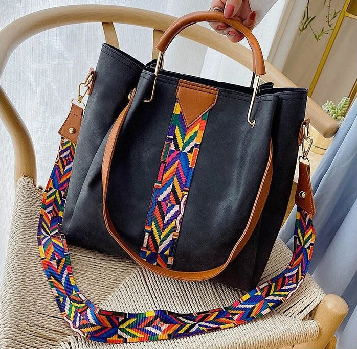 Ruime PU leren handtas, georganiseerd interieur, perfect voor dagelijks gebruik door dames.
